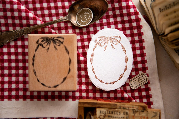 Ours Stamp, Oval Ribbon Frame | 漢克 x 庫巴印章 蝴蝶結圈